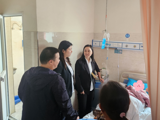 做好“娘家人”，康明納慰問三胞胎職工家庭
